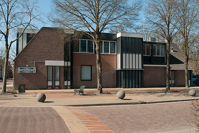 Foto van de buitenkant van Tandkliniek Ike, een tandartspraktijk in Beetsterzwaag, Friesland, met zorg voor patiënten uit Drachten, Gorredijk, Tijnje en Heerenveen.